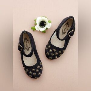 NWOT. Girls Y1.  Joyfolie “Hazel” Black Mary Jane Flats with bronze details Stud